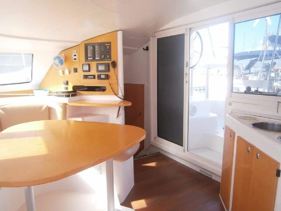 2009 fountaine pajot lavezzi 40 chart table