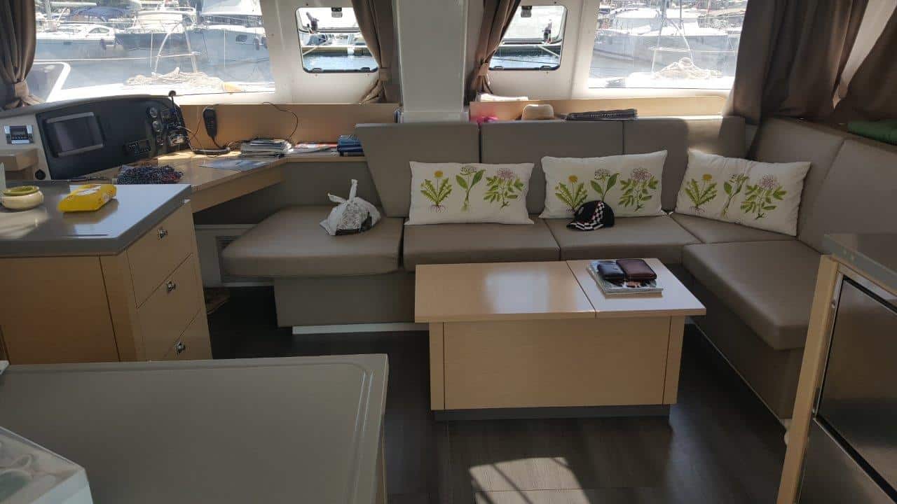 Helia 44 saloon