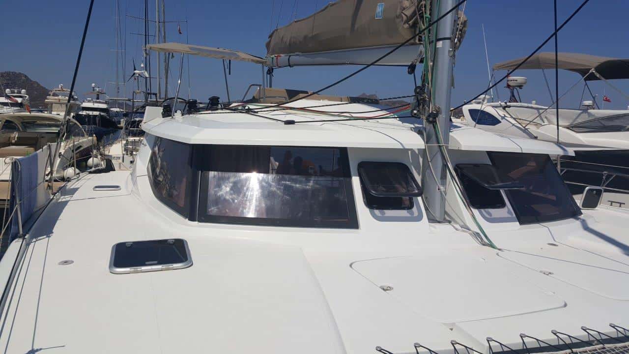Helia 44 forward deck
