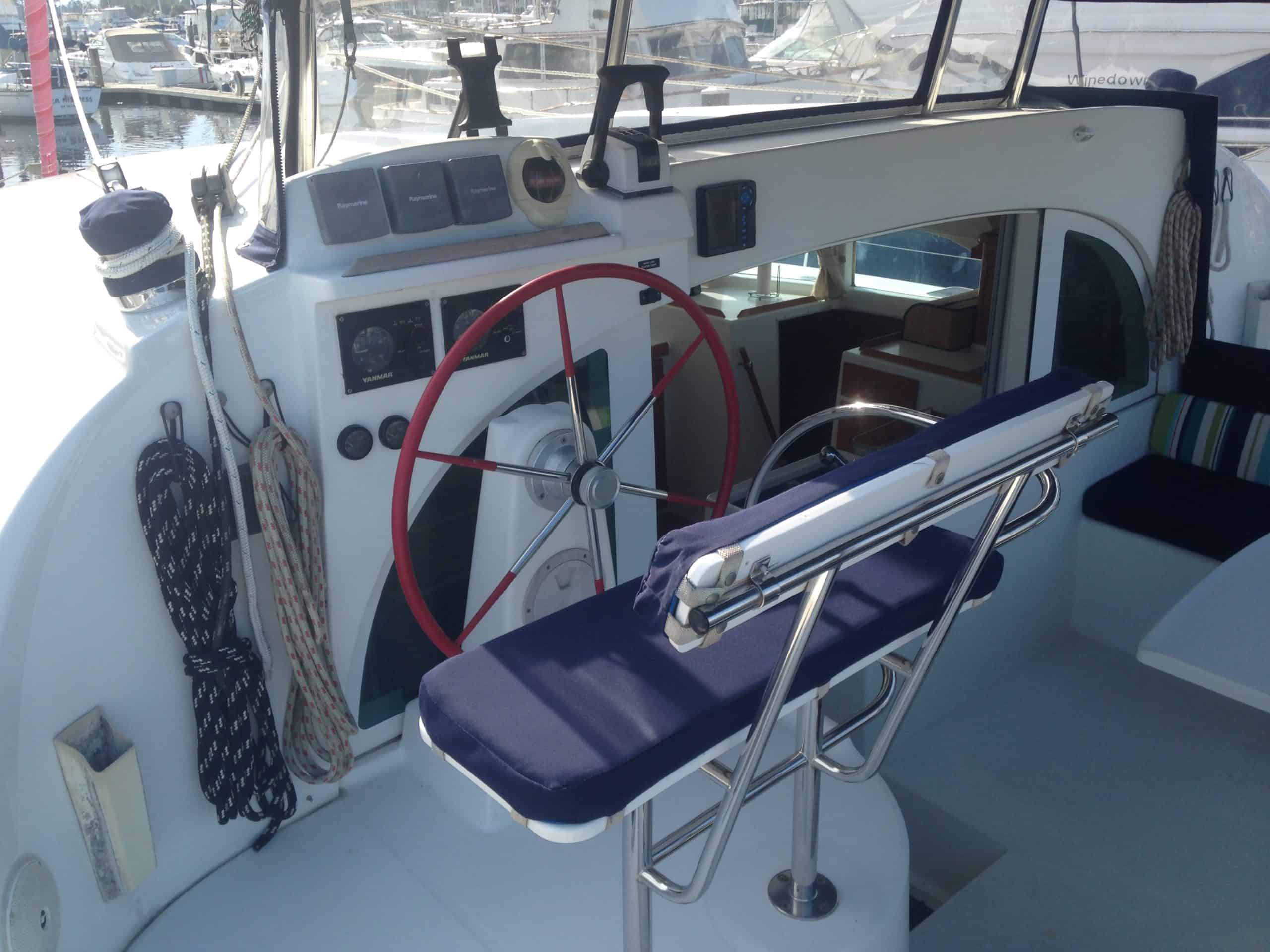 Lagoon380 helm 3