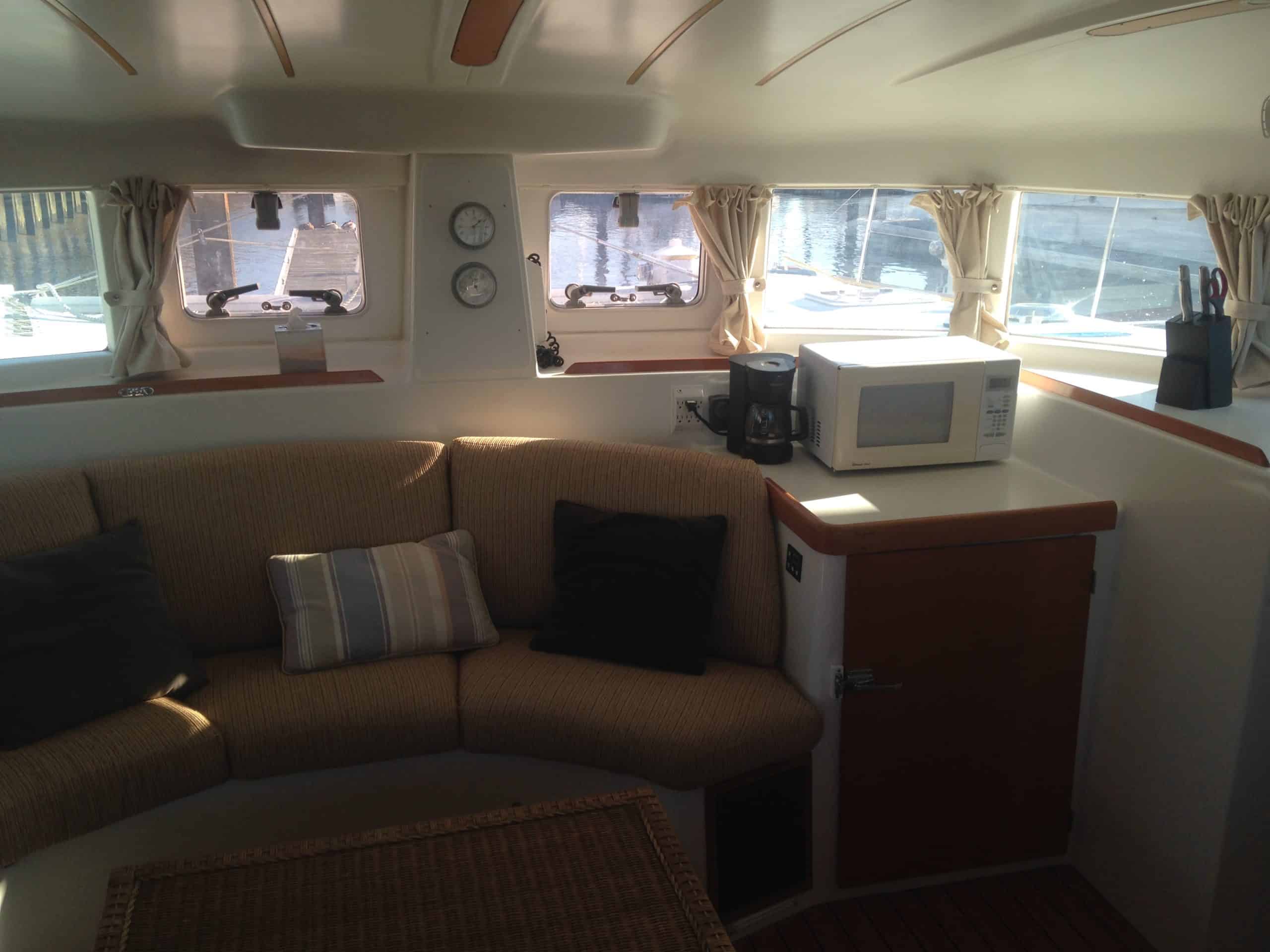 Lagoon380 salon 2