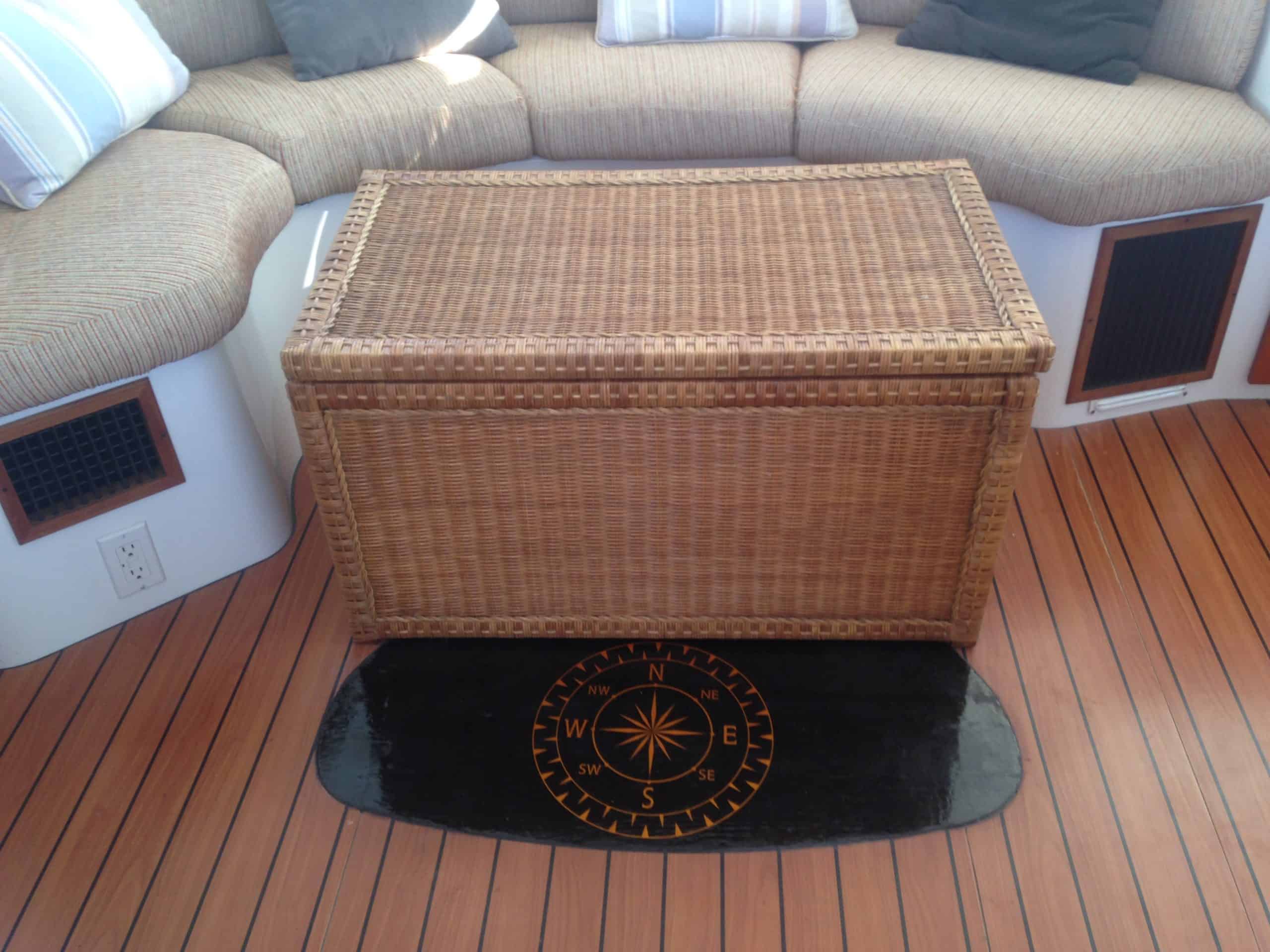 Lagoon380 salon table