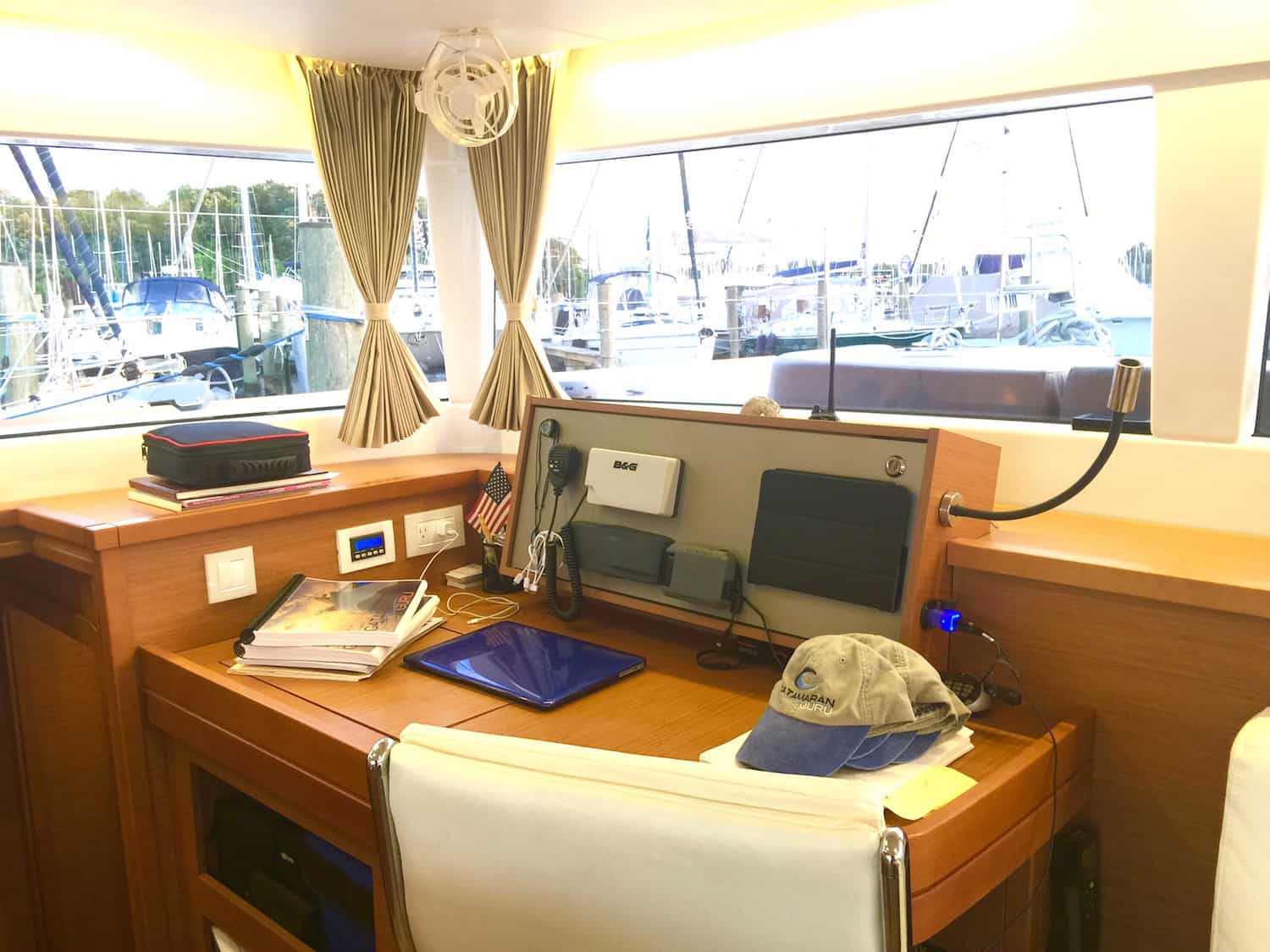 Lagoon 450 Fly Chart table