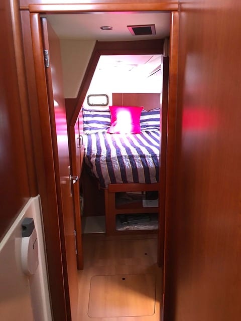 Leopard 44 guest cabin