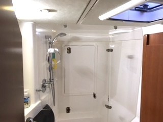 Leopard 44 bath