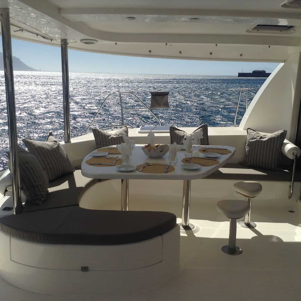 2008 leopard 46 outdoor dining