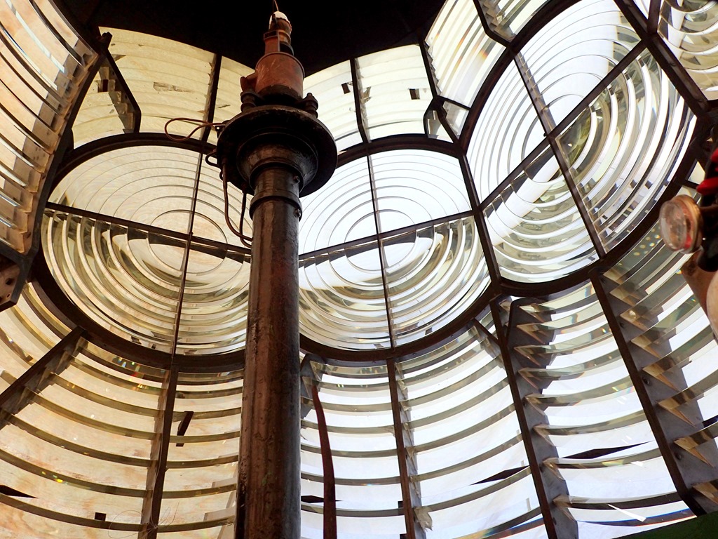 elbow reef lighthouse's fresnel lens and kerosene-fueled wicked lamp